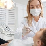 La extracción de una pieza dental puede ser compleja o darnos miedo, pero con los cuidados adecuados podemos recuperarnos rápidamente.